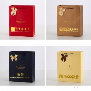 Barevný dárkový papírový sáček